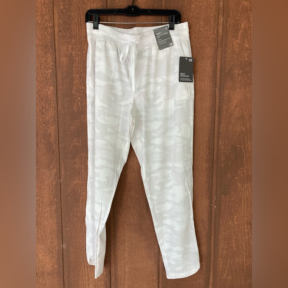 NWT GapFit, Runaround Tapered Pant.UPF 50+